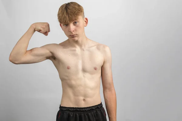 Portré Egy Sportos Félmeztelen Tinédzser Fiúról Aki Bicepszét Hajlít — Stock Fotó