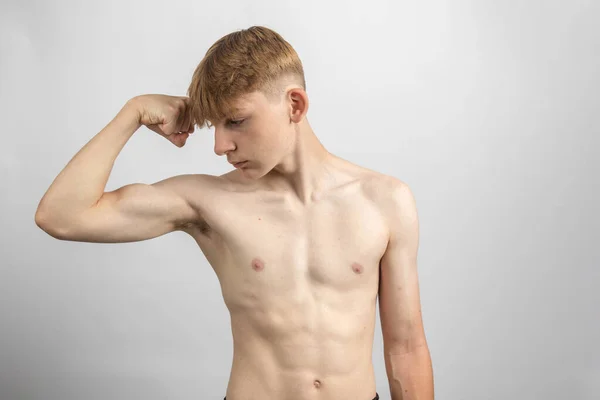 Retrato Adolescente Sem Camisa Esportivo Flexionando Seu Bíceps — Fotografia de Stock