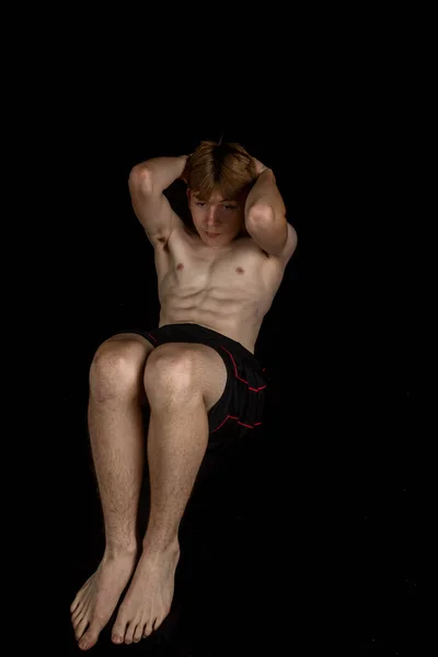 Portrét Sportovního Dospívajícího Chlapce Bez Košile Jak Sedí Shora — Stock fotografie