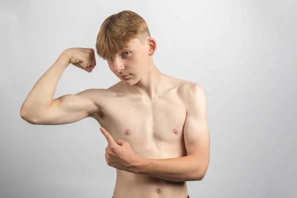 Portré Egy Sportos Félmeztelen Tinédzser Fiúról Aki Bicepszét Hajlít Miközben — Stock Fotó