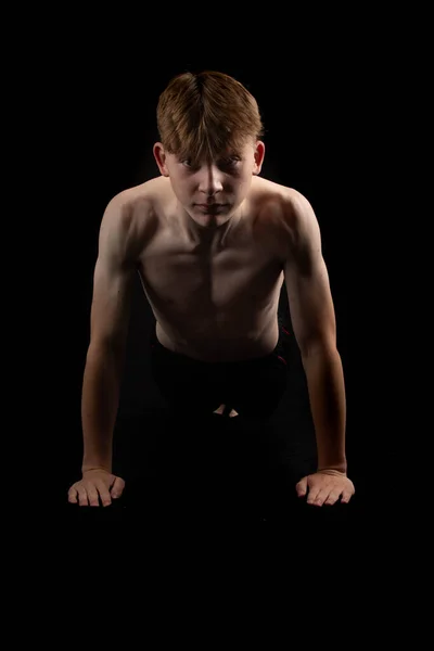 Porträt Eines Sportlichen Jungen Ohne Hemd Der Von Vorne Liegestütze — Stockfoto