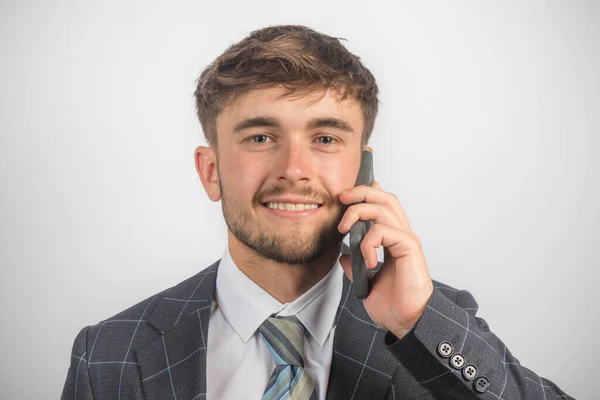 Portret Szczęśliwego Młodego Przedsiębiorcy Garniturze Krawacie Telefonu Komórkowego — Zdjęcie stockowe