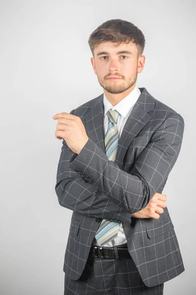 スーツの若い起業家の肖像画と明白な背景との結びつき — ストック写真