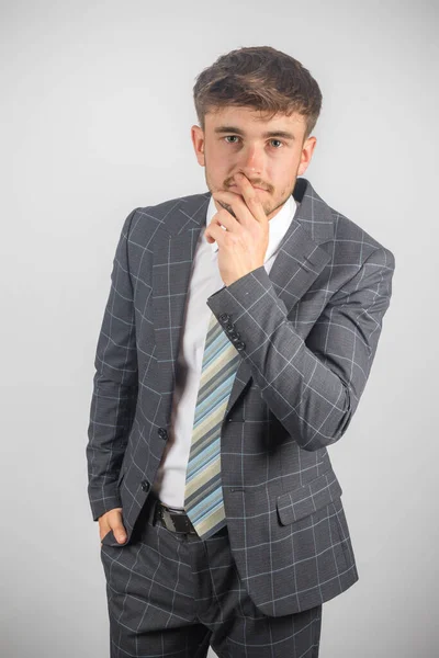 Portret Młodego Przedsiębiorcy Garniturze Krawacie Pochylającym Się Nad Koncentracją Równym — Zdjęcie stockowe