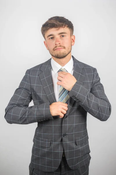 Portret Młodego Przedsiębiorcy Garniturze Ubranym Krawat Równym Tle — Zdjęcie stockowe