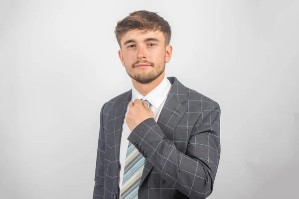 Portret Młodego Przedsiębiorcy Garniturze Dopasowującym Krawat Równi Tłem — Zdjęcie stockowe