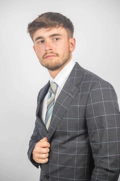 Portretul Unui Tânăr Antreprenor Într Costum Cravată Ținându Jacheta Fundal — Fotografie, imagine de stoc