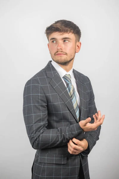 Portret Młodego Przedsiębiorcy Garniturze Krawat Dopasowujący Kajdanki Równym Tle — Zdjęcie stockowe