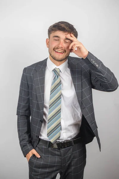 Uśmiechnięty Portret Młodego Przedsiębiorcy Garniturze Krawacie Ręką Głowie — Zdjęcie stockowe