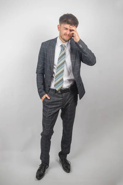 スーツで若い起業家の肖像画とネクタイストリング — ストック写真