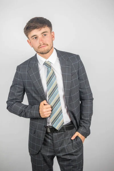 Portret Młodego Przedsiębiorcy Garniturze Krawacie Trzymającego Kurtkę Równym Tle — Zdjęcie stockowe