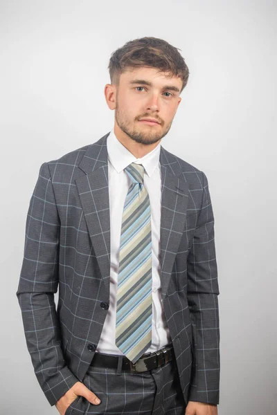 Portret Młodego Przedsiębiorcy Garniturze Krawacie Równym Tle — Zdjęcie stockowe
