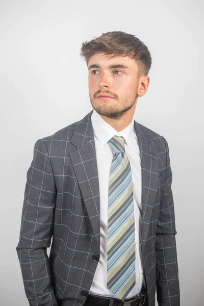 Portret Młodego Przedsiębiorcy Garniturze Krawacie Równym Tle — Zdjęcie stockowe