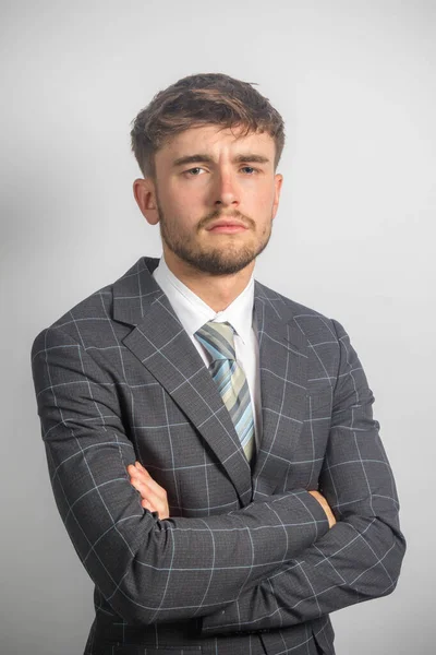 Portret Poważnego Młodego Przedsiębiorcy Garniturze Krawacie Równym Tle — Zdjęcie stockowe