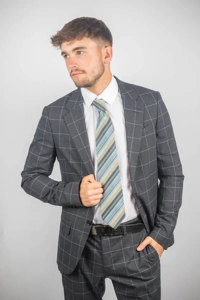 Portret Młodego Przedsiębiorcy Garniturze Krawacie Trzymającego Kurtkę Równym Tle — Zdjęcie stockowe