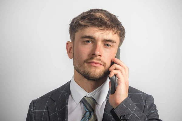 Takım Elbiseli Kravatlı Genç Bir Girişimcinin Cep Telefonu Kullanarak Portresi — Stok fotoğraf