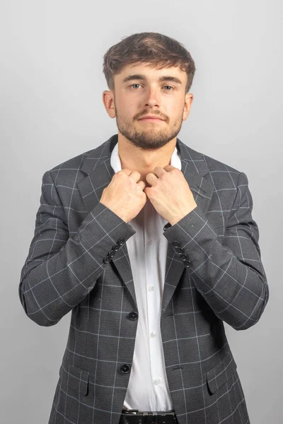 Portret Młodego Biznesmena Lub Przedsiębiorcy Podwiniętej Koszuli Otwartym Dekoltem Dostosowującej — Zdjęcie stockowe