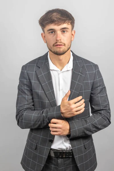 Portret Młodego Biznesmena Lub Przedsiębiorcy Podwiniętej Koszuli Otwartą Szyją Dopasowujący — Zdjęcie stockowe