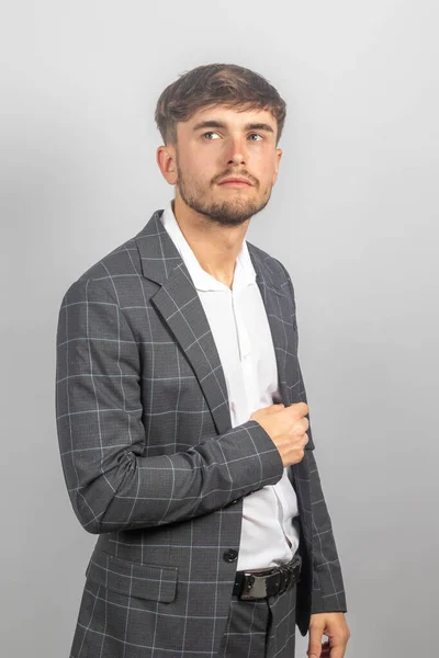 Portret Młodego Przedsiębiorcy Lub Przedsiębiorcy Szarpanej Otwartej Koszuli Szyjnej — Zdjęcie stockowe