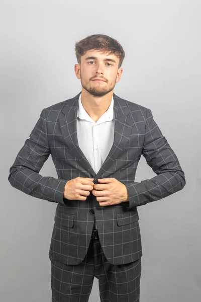 Portret Młodego Przedsiębiorcy Lub Przedsiębiorcy Szarpanej Otwartej Koszuli Szyjnej — Zdjęcie stockowe