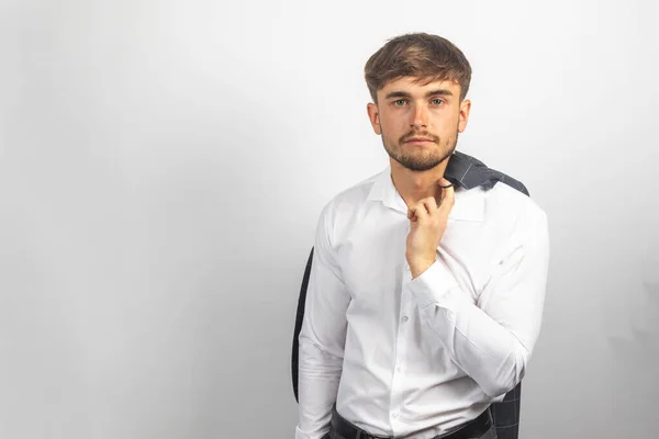 Portret Młodego Biznesmena Lub Przedsiębiorcy Koszuli Otwartą Szyją Kurtką Karku — Zdjęcie stockowe