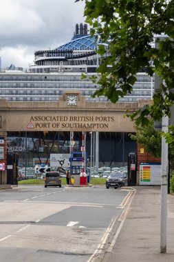 Southampton, İngiltere - 6 Ağustos 2023 Southampton Limanı 'na giriş