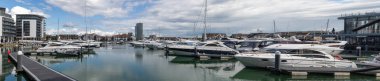 Southampton, İngiltere - 6 Ağustos 2023 Southampton 'da bulunan Ocean Village Marina
