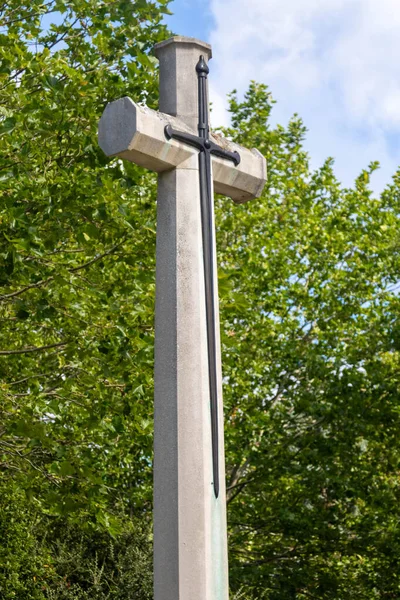 英国南安普敦 2023年8月6日 位于霍利布鲁克公墓霍利布鲁克纪念碑的牺牲十字架 — 图库照片