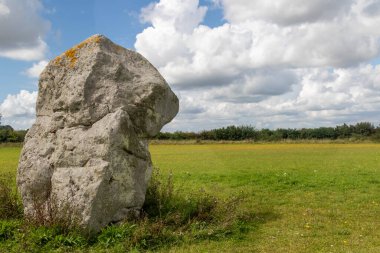 Longstone Adem ve Havva, İngiltere 'nin Wiltshire kentinde bulunan Stonehenge, Avebury ve Associated Sites UNESCO Dünya Mirası Alanının bir parçasıdır. Bu taş Eve.