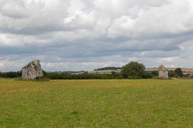 Longstone Adem ve Havva, İngiltere 'nin Wiltshire kentinde bulunan Stonehenge, Avebury ve Associated Sites UNESCO Dünya Mirası Alanının bir parçasıdır. Bu taş Eve.