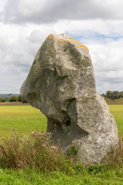 Longstone Adem ve Havva, İngiltere 'nin Wiltshire kentinde bulunan Stonehenge, Avebury ve Associated Sites UNESCO Dünya Mirası Alanının bir parçasıdır. Bu taş Eve.