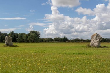 Longstone Adem ve Havva, İngiltere 'nin Wiltshire kentinde bulunan Stonehenge, Avebury ve Associated Sites UNESCO Dünya Mirası Alanının bir parçasıdır. Bu taş Eve.