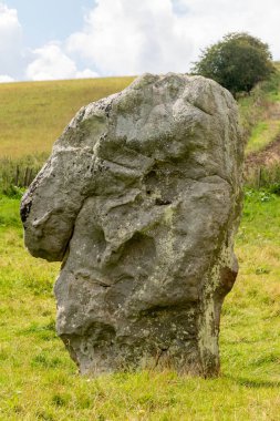 Batı Kennet Bulvarı boyunca uzanan taşlar Avebury Henge 'den çıkan paralel bir hat ve Dünya Mirası Alanının bir parçası.
