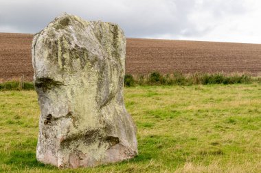 Batı Kennet Bulvarı boyunca uzanan taşlar Avebury Henge 'den çıkan paralel bir hat ve Dünya Mirası Alanının bir parçası.