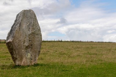 Batı Kennet Bulvarı boyunca uzanan taşlar Avebury Henge 'den çıkan paralel bir hat ve Dünya Mirası Alanının bir parçası.