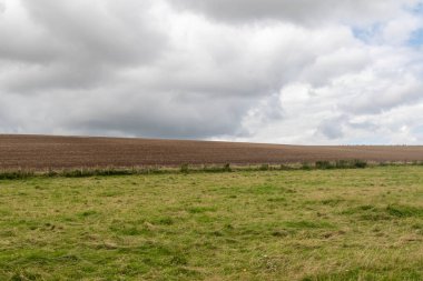 Batı Kennet Bulvarı boyunca uzanan taşlar Avebury Henge 'den çıkan paralel bir hat ve Dünya Mirası Alanının bir parçası.