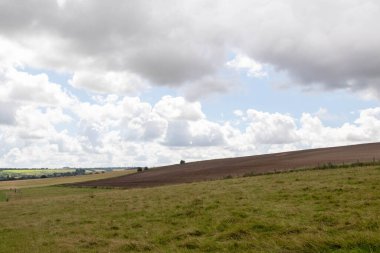 Batı Kennet Bulvarı boyunca uzanan taşlar Avebury Henge 'den çıkan paralel bir hat ve Dünya Mirası Alanının bir parçası.