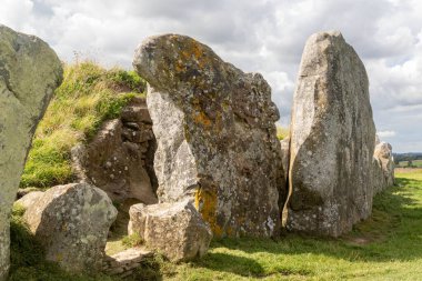 Neolitik Batı Kennet Long Barrow ya da Güney Long Barrow mezarlığı Wiltshire kırsalında.