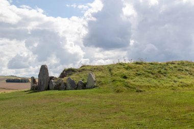 Neolitik Batı Kennet Long Barrow ya da Güney Long Barrow mezarlığı Wiltshire kırsalında.