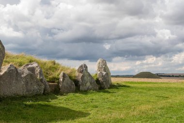 Neolitik Batı Kennet Long Barrow ya da Güney Long Barrow mezarlığı Wiltshire kırsalında.