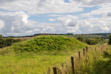 Wiltshire kırsalındaki Neolitik mezar tepecikleri veya Barrow 'lar