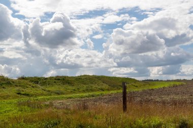 Neolitik Batı Kennet Long Barrow ya da Güney Long Barrow mezarlığı Wiltshire kırsalında.