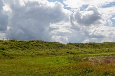 Neolitik Batı Kennet Long Barrow ya da Güney Long Barrow mezarlığı Wiltshire kırsalında.