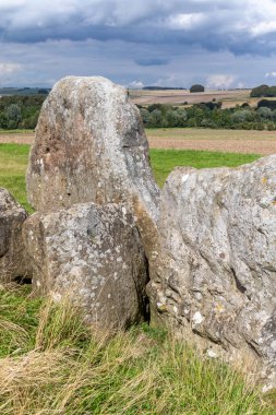 Neolitik Batı Kennet Long Barrow ya da Güney Long Barrow mezarlığı Wiltshire kırsalında.