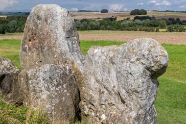 Neolitik Batı Kennet Long Barrow ya da Güney Long Barrow mezarlığı Wiltshire kırsalında.