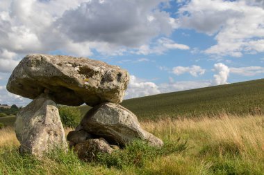 Şeytan Mağarası Neolitik Anıtı, İngiltere, Wiltshire 'daki Avebury' nin Dünya Mirası Alanı yakınlarında.