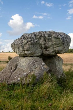Şeytan Mağarası Neolitik Anıtı, İngiltere, Wiltshire 'daki Avebury' nin Dünya Mirası Alanı yakınlarında.