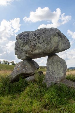 Şeytan Mağarası Neolitik Anıtı, İngiltere, Wiltshire 'daki Avebury' nin Dünya Mirası Alanı yakınlarında.
