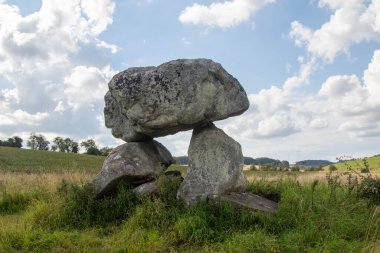 Şeytan Mağarası Neolitik Anıtı, İngiltere, Wiltshire 'daki Avebury' nin Dünya Mirası Alanı yakınlarında.