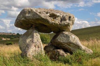 Şeytan Mağarası Neolitik Anıtı, İngiltere, Wiltshire 'daki Avebury' nin Dünya Mirası Alanı yakınlarında.